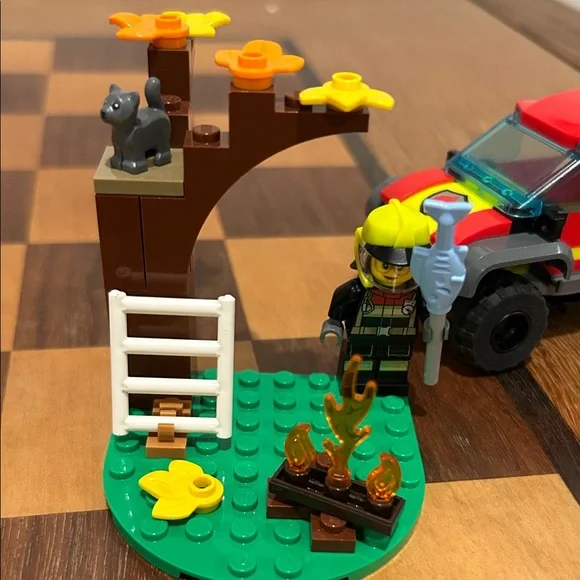 Lego sets: 60239 city police patrol car & 60393 fire rescue truck - Picture 8 of 11